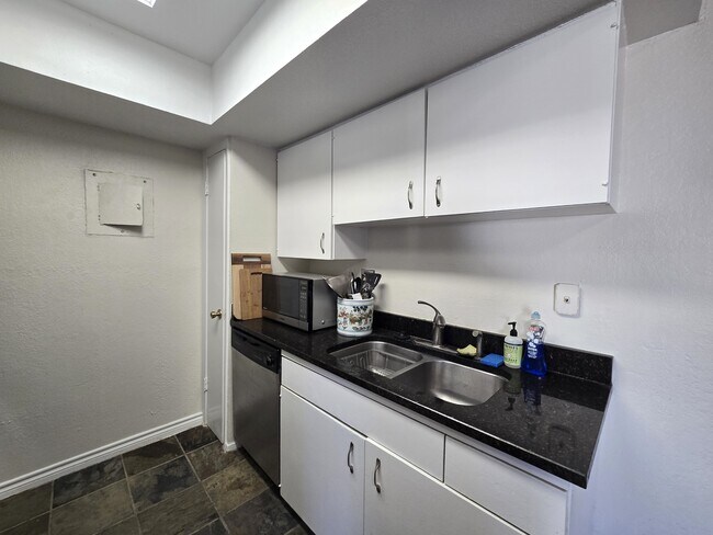 Building Photo - 2600 Penny Ln