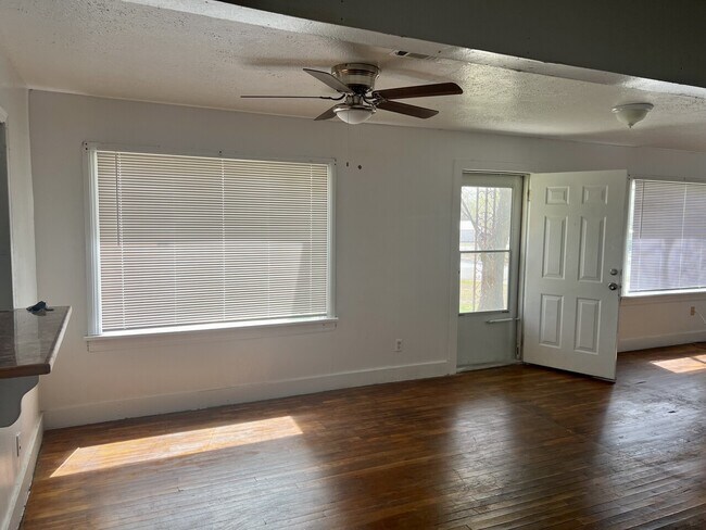 Building Photo - 827 W Apache St