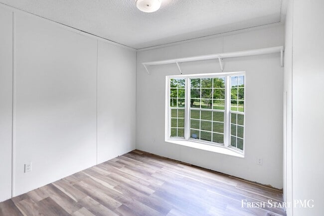 Building Photo - Freshly Renovated 2 Bed, 2 Bath Home on Ac...