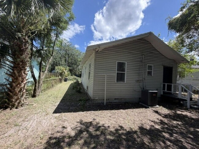 Building Photo - Charming Rental Property with Modern Upgrades and Convenient Location!