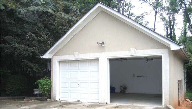 Building Photo - 1074 Pine Grove Ave NE