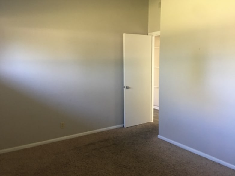 Building Photo - 703 Carriage Ct