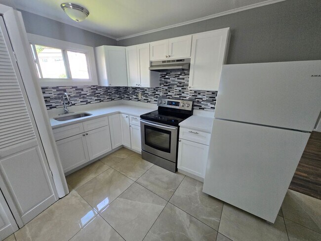 Building Photo - 4 Bd 1.5 Bath Single Family House in Hyde ...