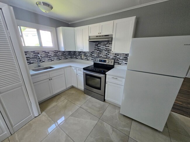 Building Photo - 4 Bd 1.5 Bath Single Family House in Hyde Park Available 12/1