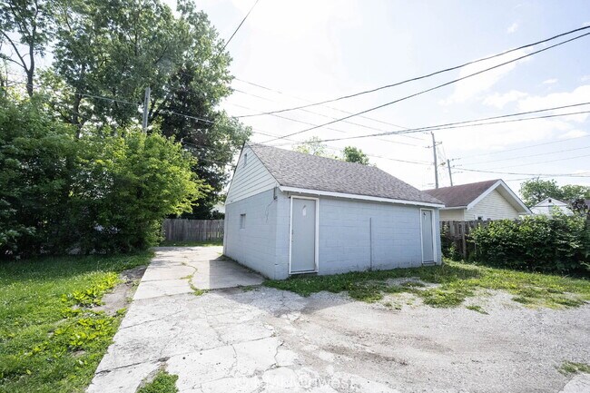 Building Photo - "Charming 1-Bedroom Retreat with Spacious Comfort in Indianapolis!"