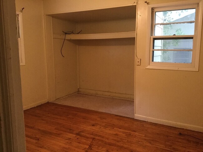 Building Photo - 4 bedroom 2 bath house for rent.