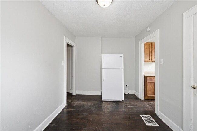 Building Photo - 37-37 S Sherman Dr