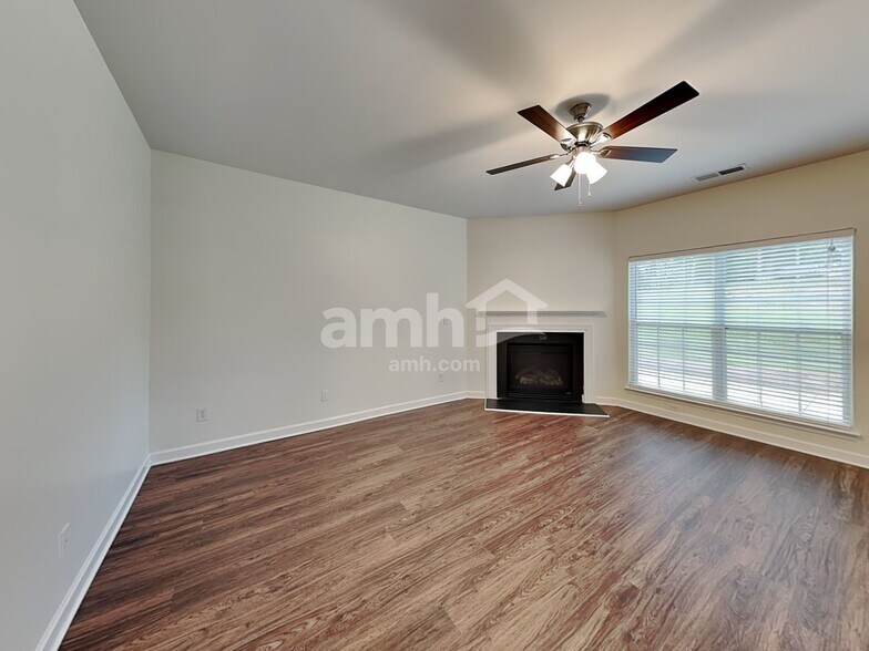 Building Photo - 120 Hawleyville Ln
