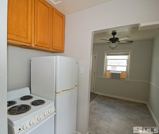 Building Photo - 638 Moran St