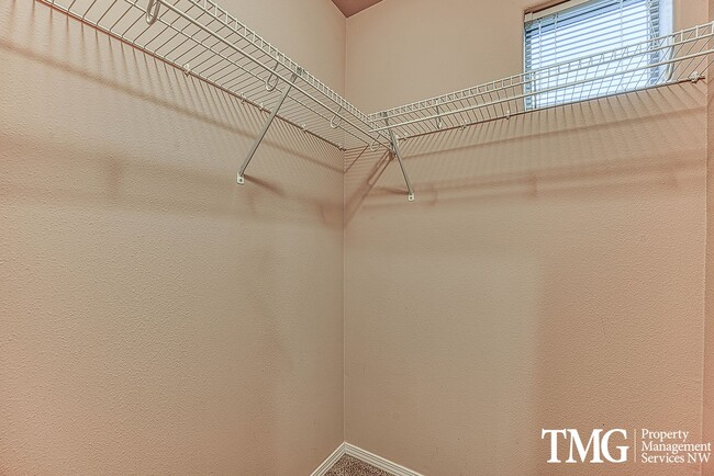 Building Photo - Gorgeous Four Bedroom Townhome in Hillsboro!