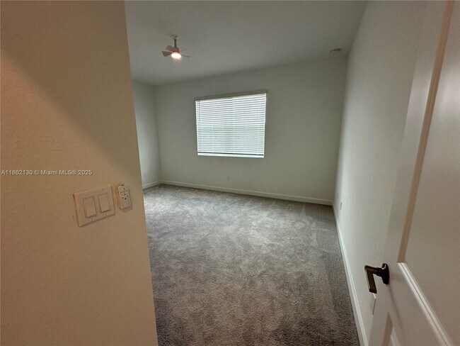 Building Photo - 402 SE Crossoak Ln