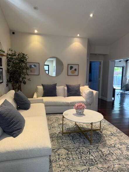 Building Photo - 1988 Sacramento