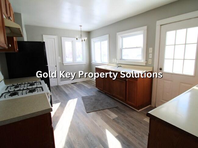 Building Photo - Spacious 3 BR 1 BA House with Dining Room and Basement (NO SECTION 8)