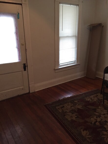 Living room - 260 Kentucky Ave