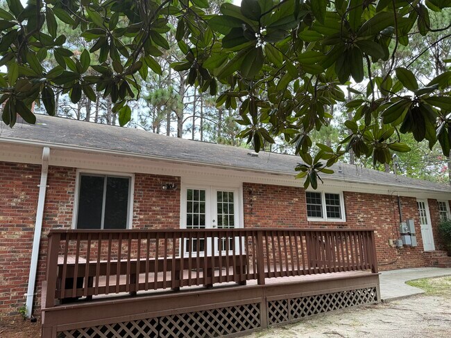 Building Photo - 147 Pine Ridge Dr