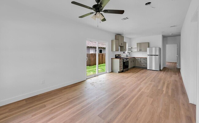 Building Photo - Well-maintained 4BD/2BA - Available in May!