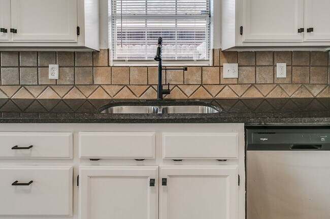 Primary Photo - Great Freshly updated 3 bed 2 bath!