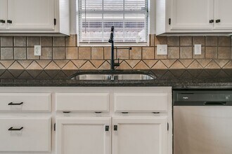 Building Photo - Great Freshly updated 3 bed 2 bath!