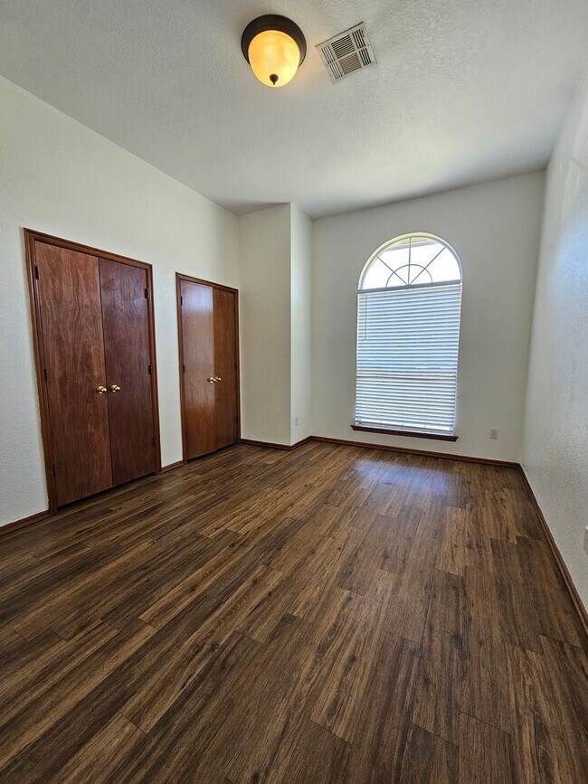 Building Photo - (3) Bed/(2) Bath in West Norman's Castlero...