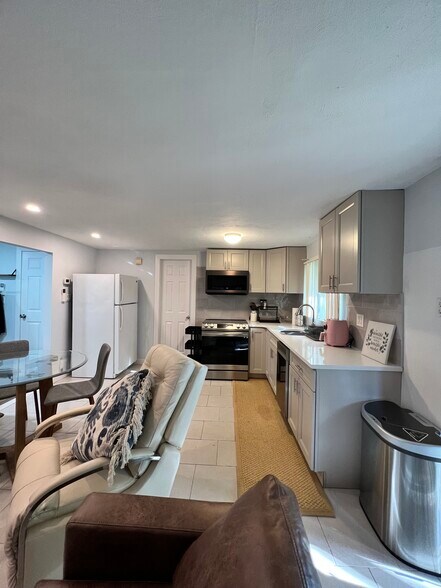 Building Photo - 66 Smith St