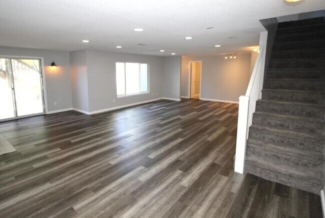 Building Photo - 1119 E Rushwood Dr