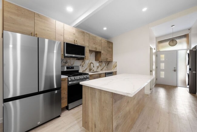 Building Photo - Beautiful 5BD/2BA on Baja!! Great backyard space with turf & fire pit!!