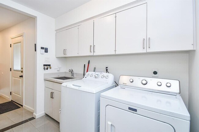 Building Photo - 7819 Candle Ln