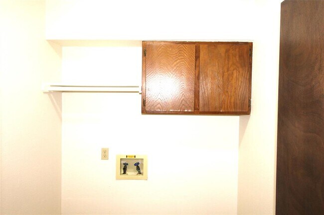 Building Photo - 316 Falcon Ct