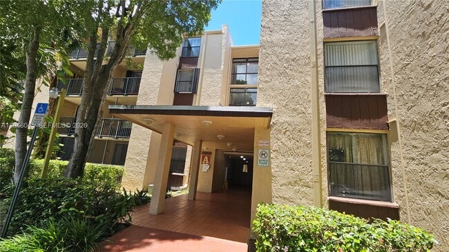 Building Photo - 14311 N Kendall Dr