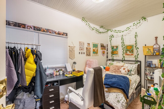 Building Photo - 1117 S Forest Ave