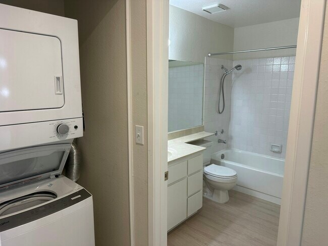 Building Photo - 1891 Lakebird Dr