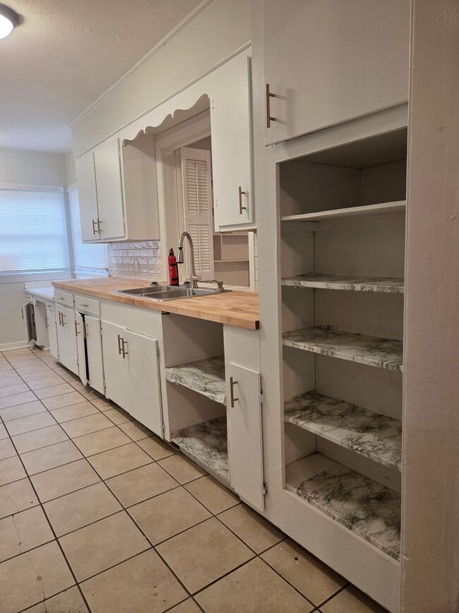 Building Photo - Spacious 4 Bed/ 2 Bath in North Jackson!