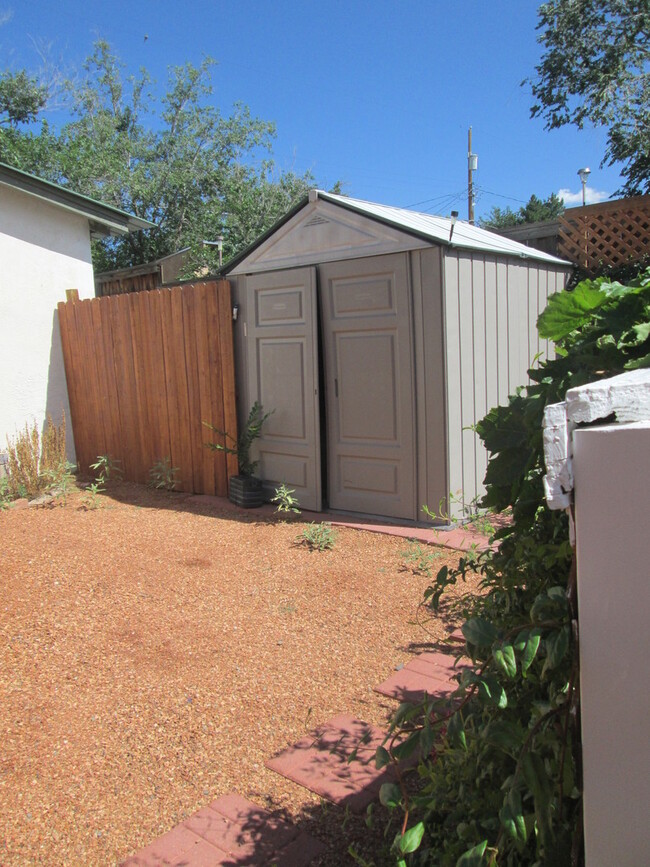 Building Photo - NOB HILL 2 bedroom 1 Bath 1271/SF UTILITIE...