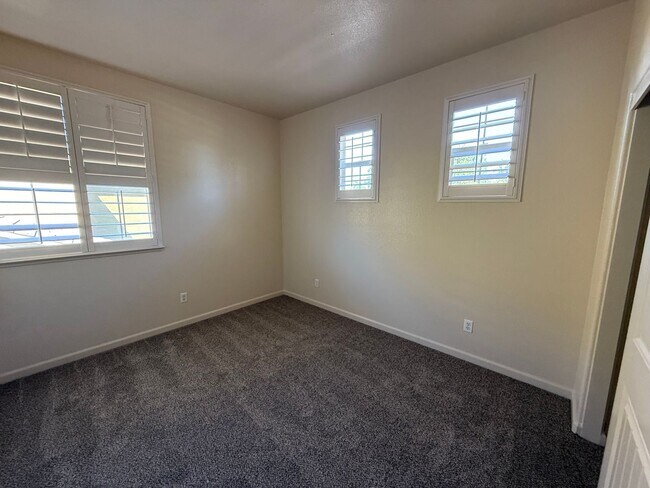 Building Photo - 1487 Highland Dr