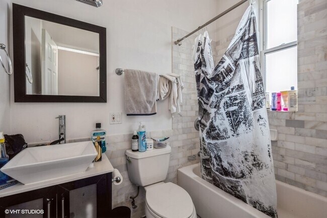 Building Photo - 4012 W Armitage Ave