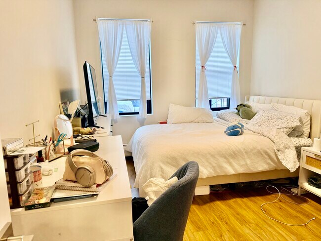 Building Photo - 829-833 Beacon Unit 504