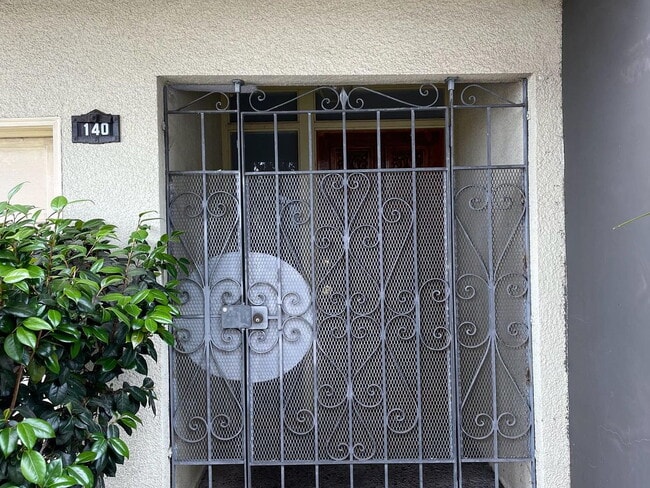 Building Photo - "Charming 4-Bedroom Home with 2 Baths in the Heart of San Francisco!"