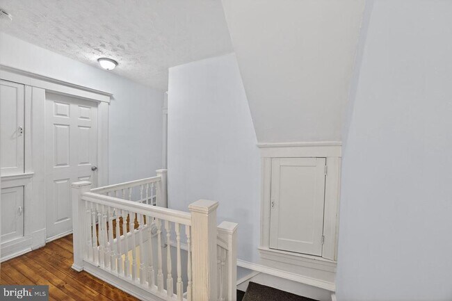 Building Photo - 713 Monmouth St