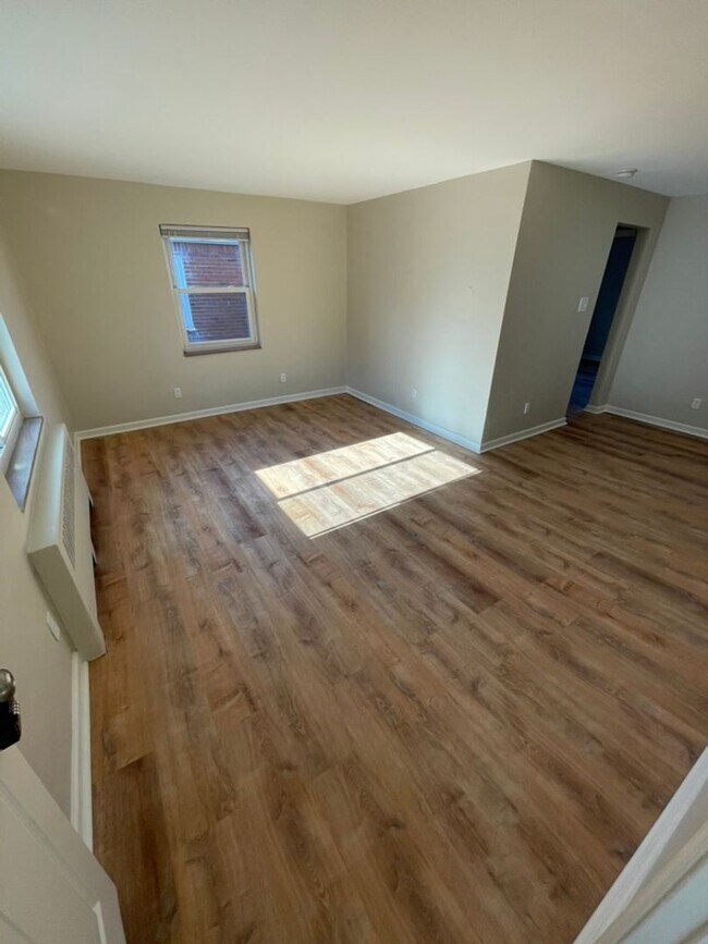 Building Photo - Spacious 1 Bedroom Apartment with Garage Space in the heart of Bellevue!