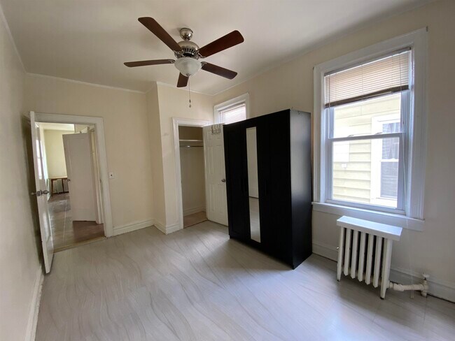 Building Photo - 172 W 49th St