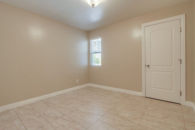 Building Photo - Beautiful 3 Bedroom + Den Home in the Foot...
