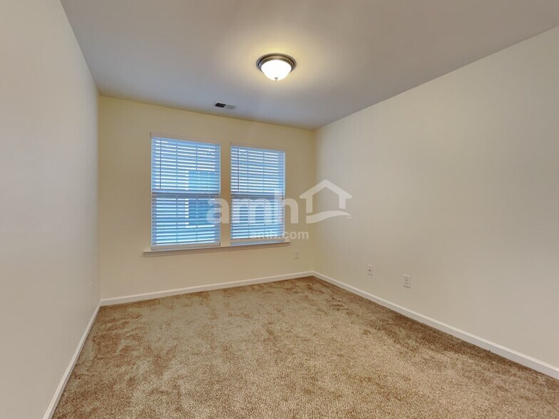 Building Photo - 636 Redbud Ln