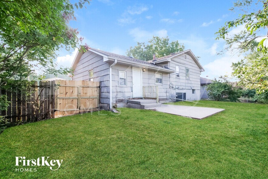 Building Photo - 9404 White Ave