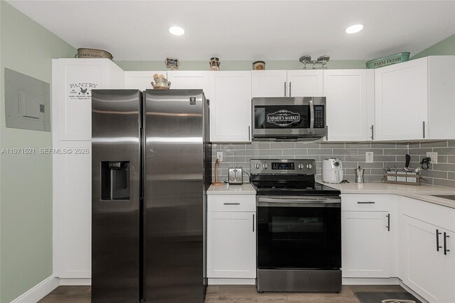 Building Photo - 9811 N Hollybrook Lake Dr