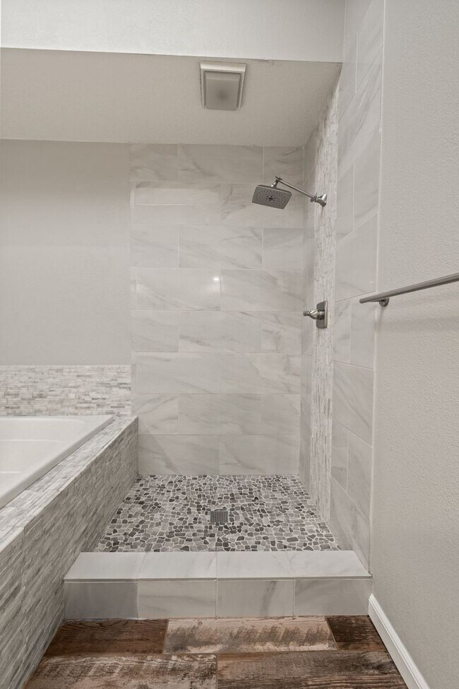 Building Photo - Luxury 4-Bedroom Home with Designer Upgrad...