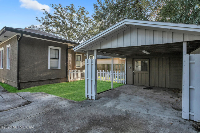 Building Photo - 1220 Cherry St