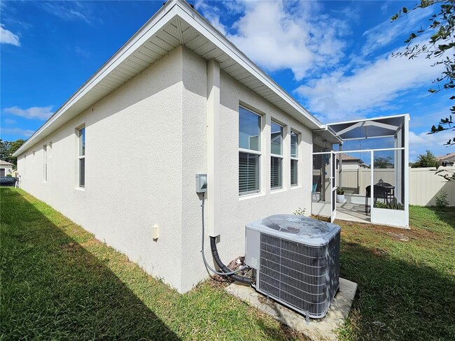 Building Photo - 1556 N River Cir