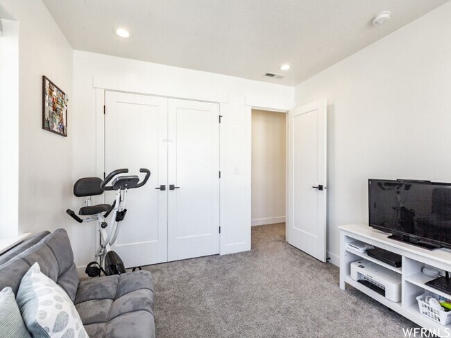 Building Photo - Spacious Open Floor Plan Available Soon!