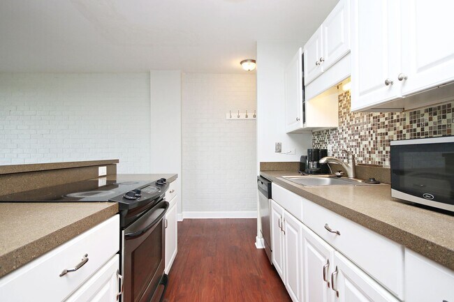Building Photo - Furnished Condo Convenient to UVA Grounds ...