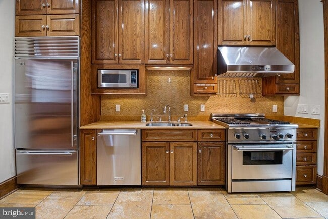 Building Photo - 1120 East Capitol St NE